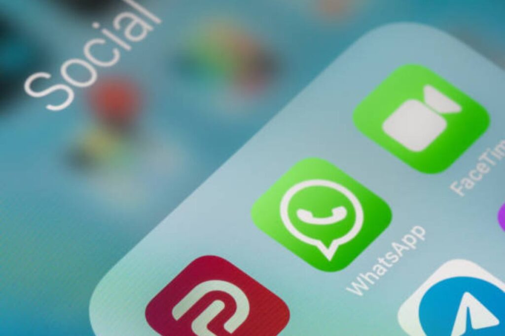 Whatsapp, il metodo per vedere chi spia il tuo profilo: funziona