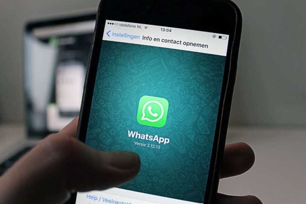 WhatsApp come recuperare le foto cancellate in chat: il trucco per